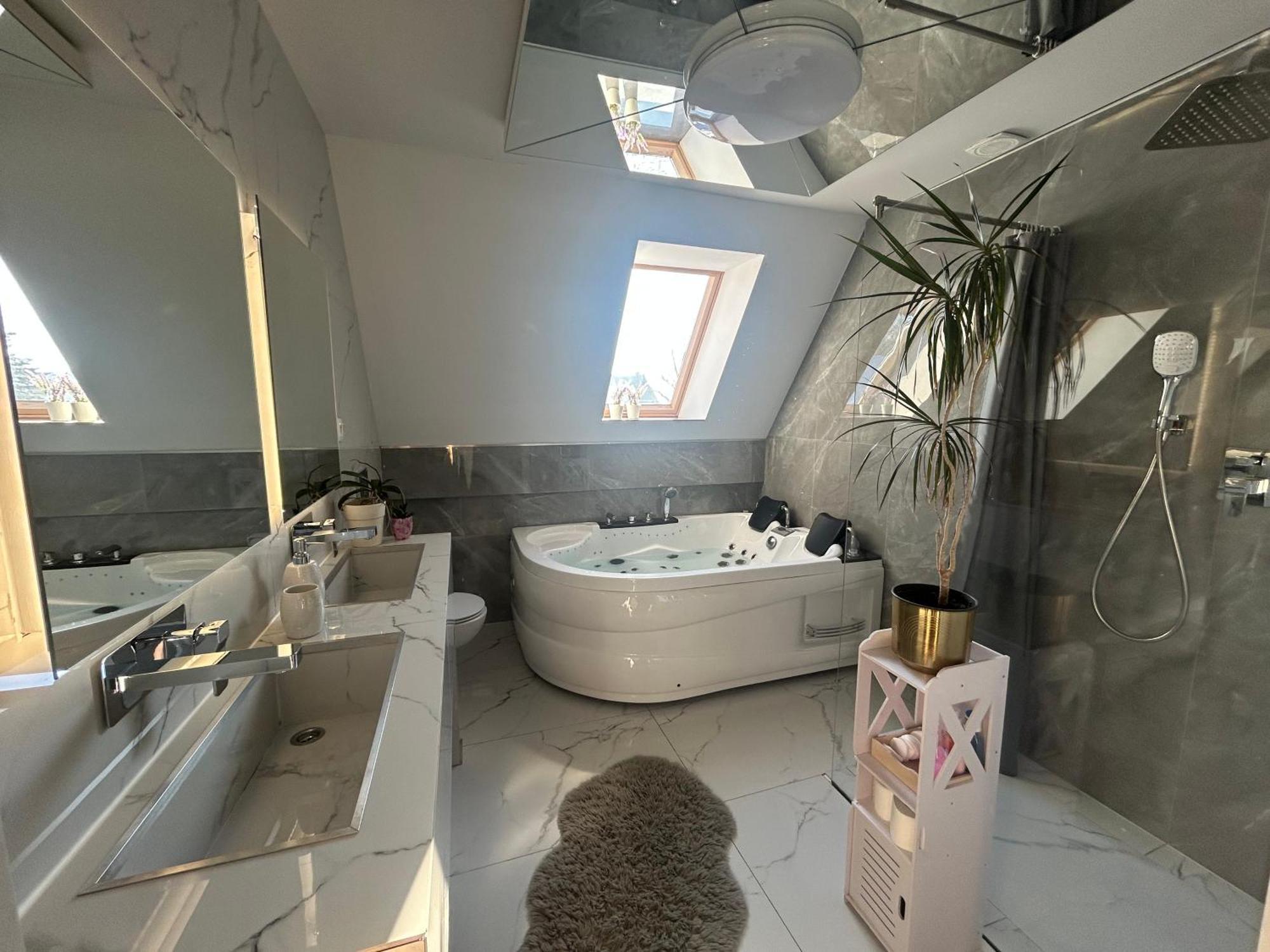 Viking Shelter With Jacuzzi